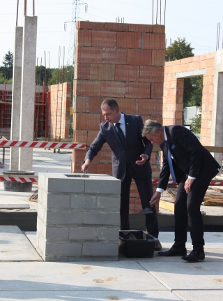 Podpisanie aktu erekcyjnego pod budowę Komendy w Białogardzie