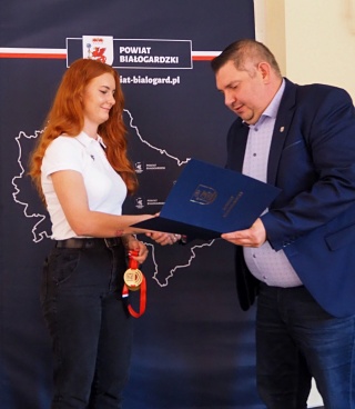 Małgorzata Maślak, mistrzyni Polski w oszczepie z wizytą u starosty białogardzkiego