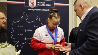 Spotkanie władz powiatowych z Wiktorią Chołuj, mistrzynią Europy U23 w zapasach