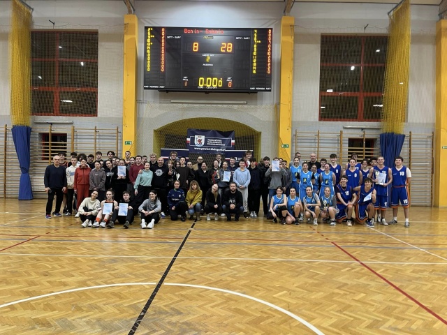 Mikołajkowy Turniej Koszykówki o Puchar Młodzieżowej Rady Powiatu