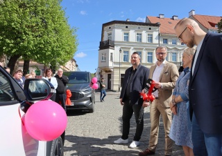 Przekazanie nowych aut dla PCPR i PDS | 30 kwietnia 2025